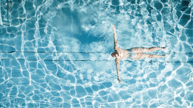 Frau schwimmt in Pool Vogelperspektive